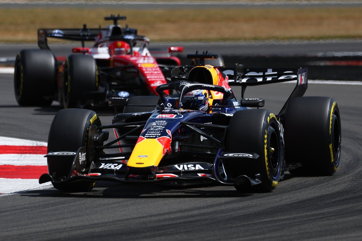 FIA начала расследование по поводу вращающихся задних крыльев Ferrari и Red Bull после аварий Ферстаппена