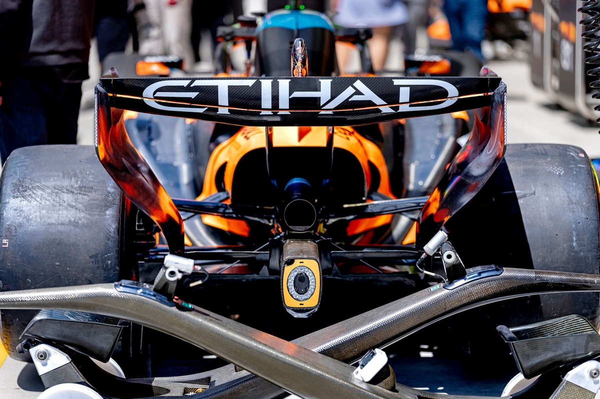 Секрет гибкого крыла McLaren: уникальный тройной механизм
