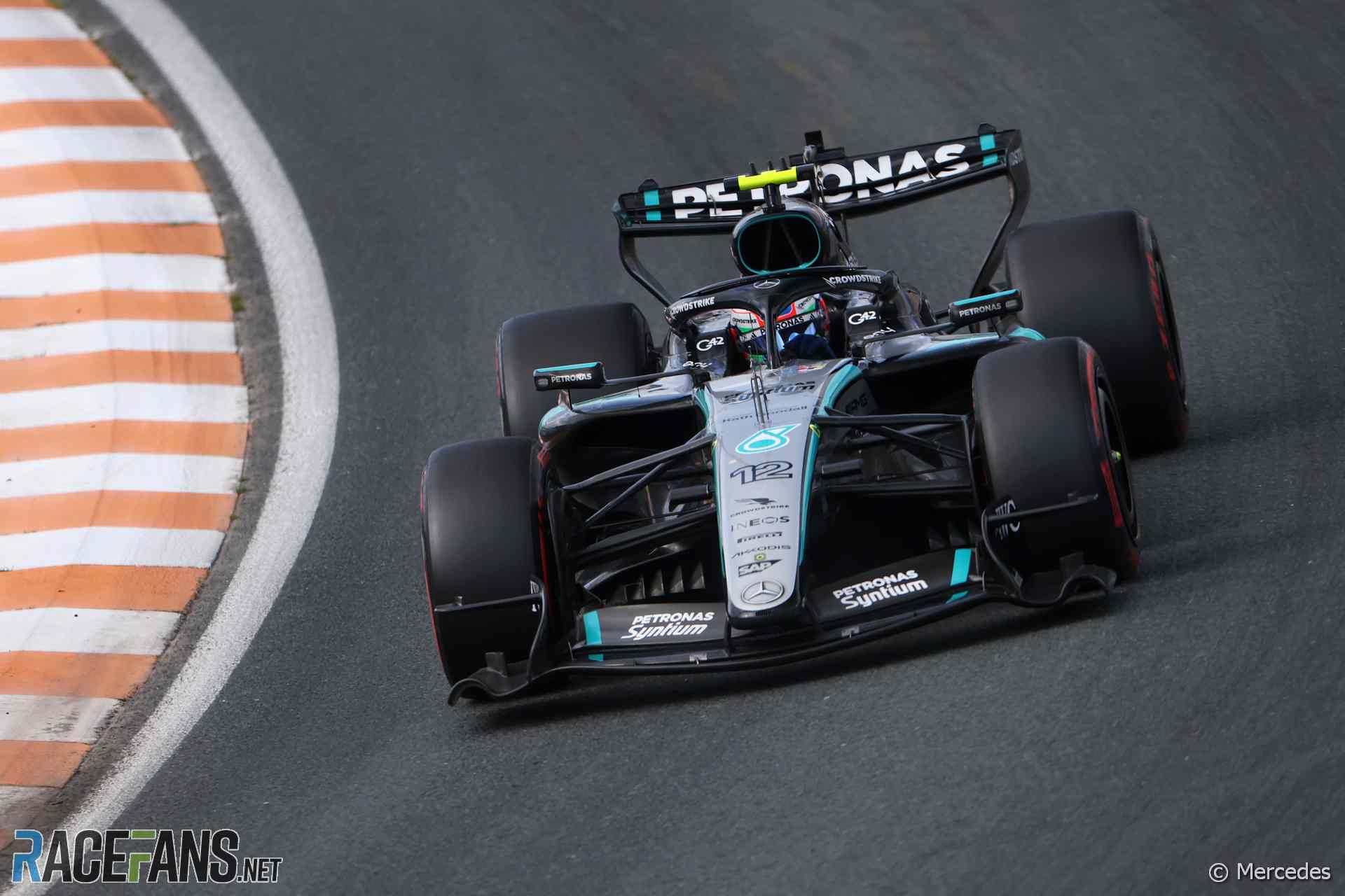 Антонелли заявил, что Mercedes подставила Рассела