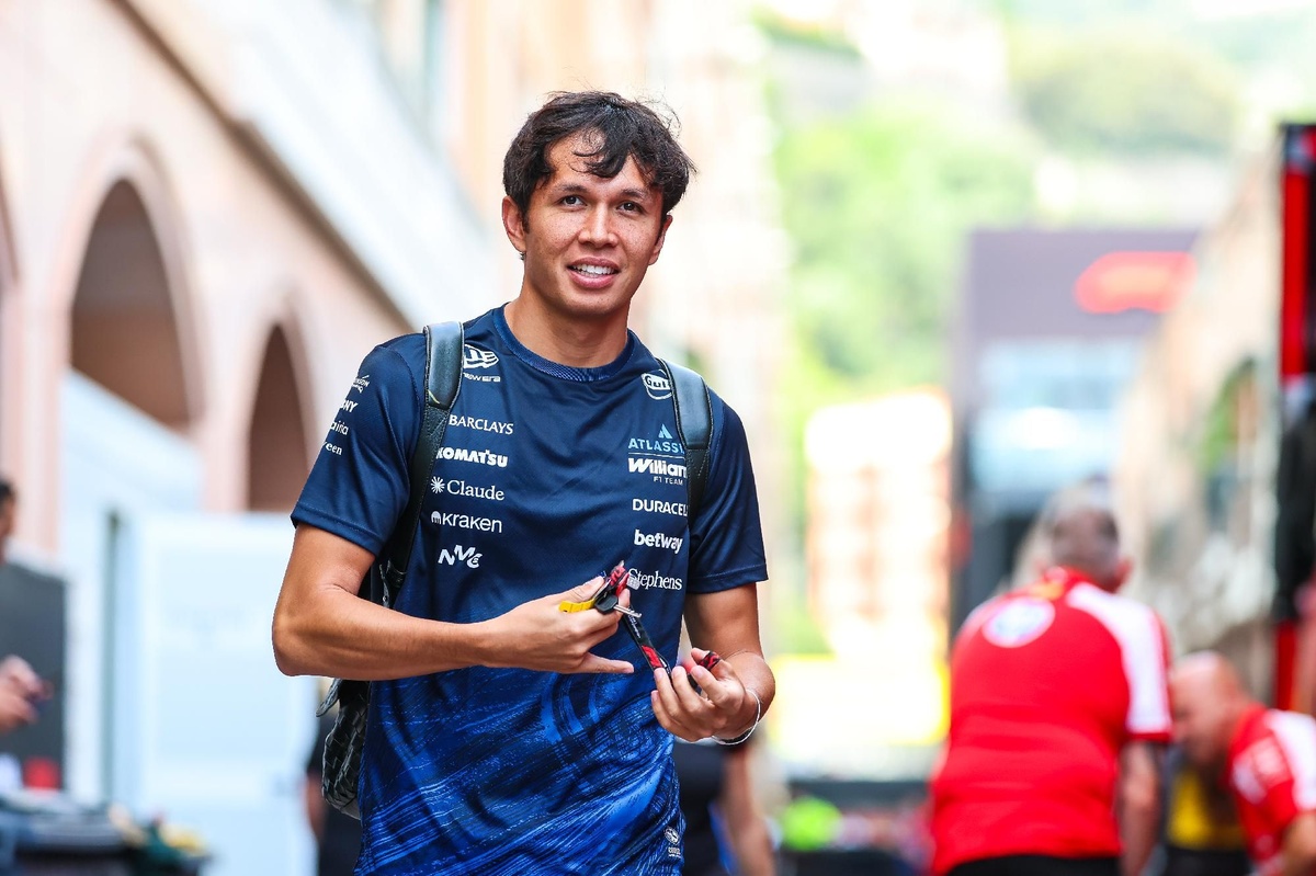 Албон высмеял карьерный путь Ферстаппена в Red Bull